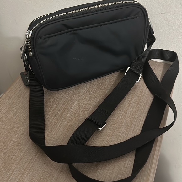 Black lululemon cross bag - Picture 2 of 3